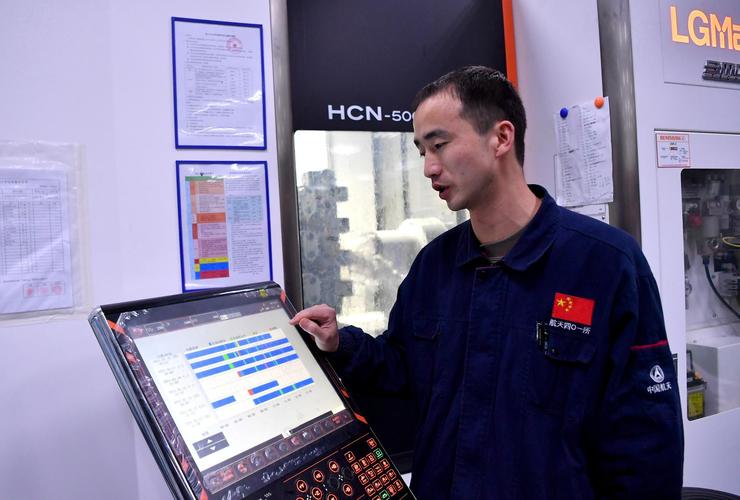 西安航天动力测控技术研究所精密机械加工研究室的车间内,工作人员在